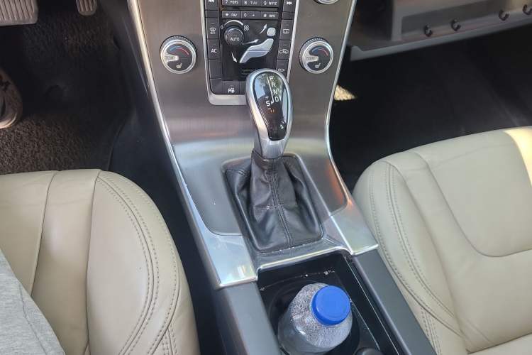 Used Volvo V60 2015 T5 Zhiya Edition Gear Lever
