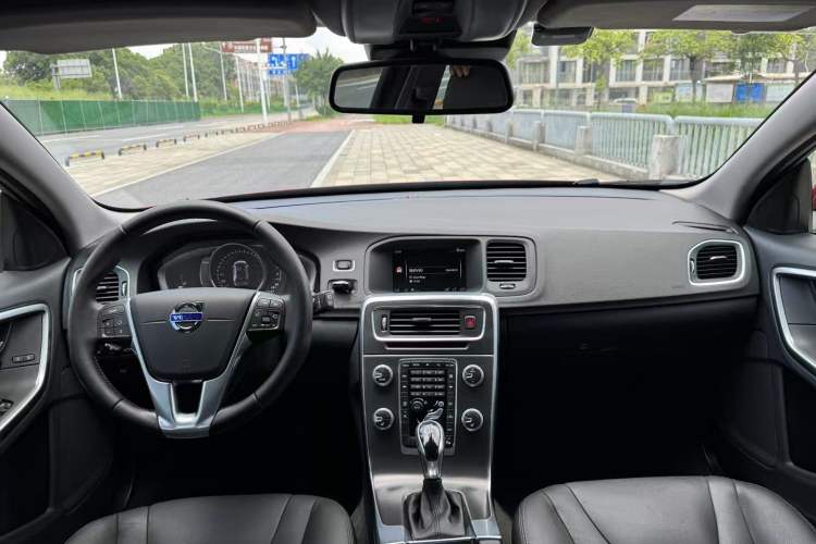 Used Volvo V60 2015 T5 Zhiyi Edition Interior 3