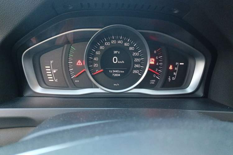 Used Volvo V60 2015 T5 Zhiyi Edition Odometer Close Up