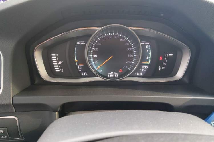 Used Volvo V60 2015 T5 Zhiyi Edition Odometer Close Up