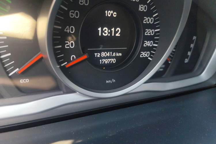 Used Volvo V60 2015 T5 Zhiyi Edition Odometer Close Up