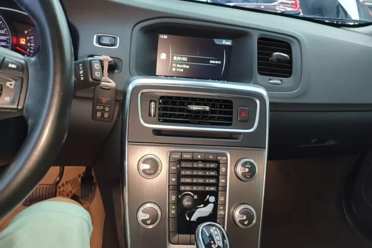 Used Volvo V60 2015 T5 Zhiyi Edition Audio And AC Panel
