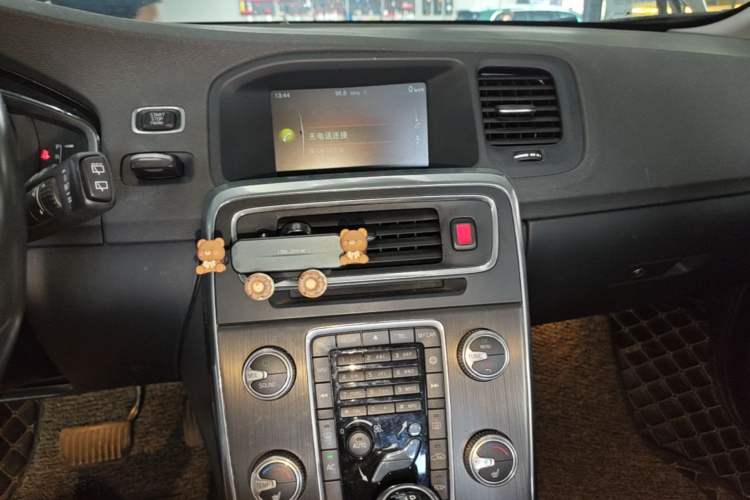 Used Volvo V60 2015 T5 Zhiyi Edition Audio And AC Panel
