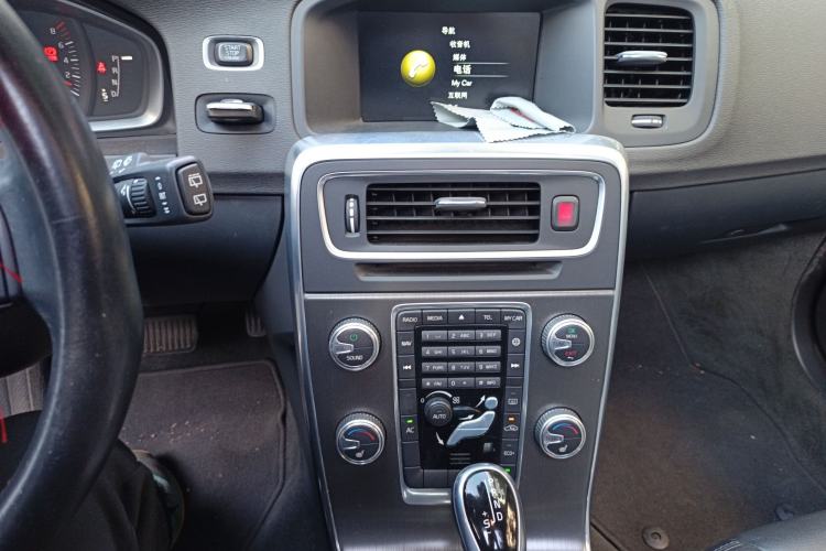 Used Volvo V60 2015 T5 Zhiyi Edition Audio And AC Panel