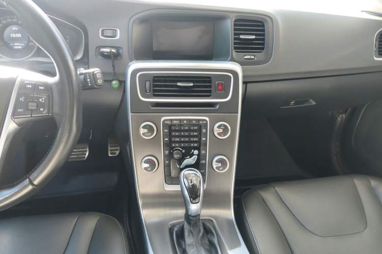 Used Volvo V60 2015 T5 Zhiyi Edition Audio And AC Panel