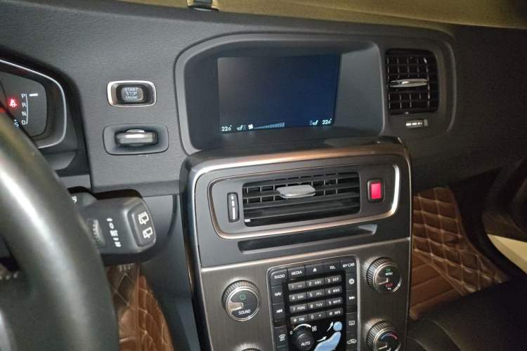 Used Volvo V60 2015 T5 Zhiyi Edition Audio And AC Panel