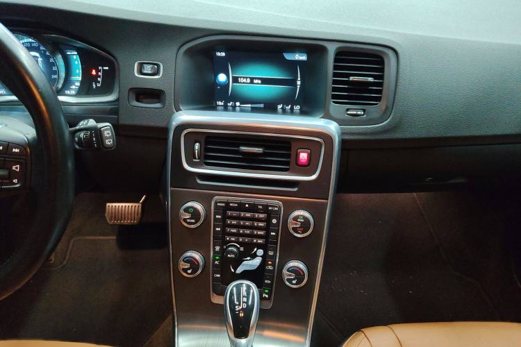 Used Volvo V60 2015 T5 Zhiya Edition Audio And AC Panel