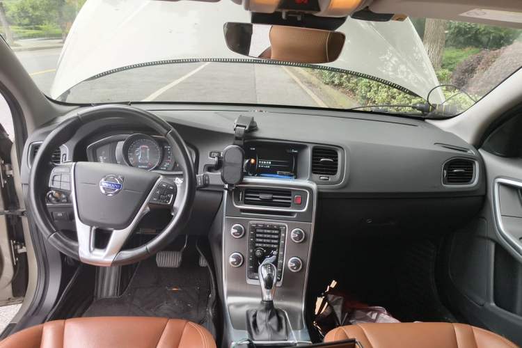 Used Volvo V60 2015 T5 Zhiya Edition Center Console