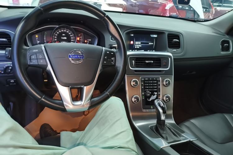Used Volvo V60 2015 T5 Zhiyi Edition Center Console