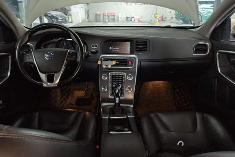 Used Volvo V60 2015 T5 Zhiyi Edition Center Console