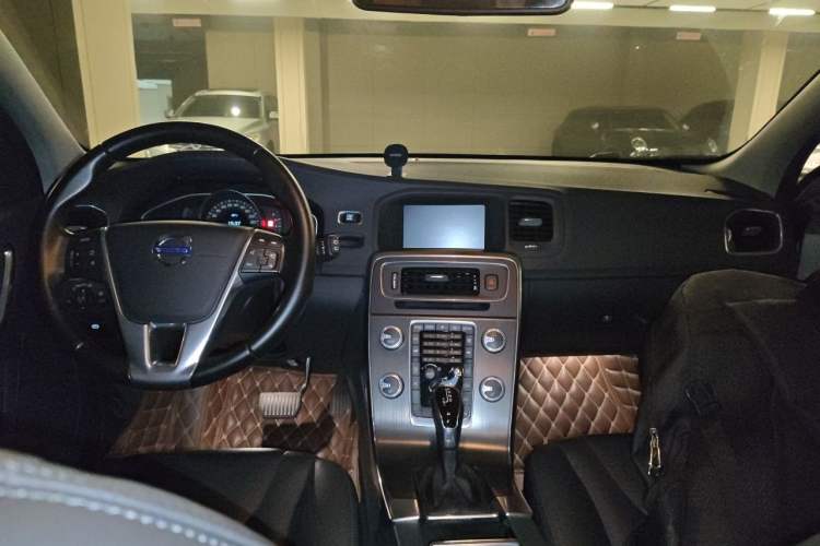 Used Volvo V60 2015 T5 Zhiyi Edition Center Console