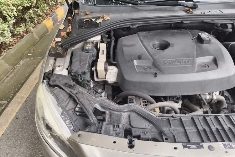 Used Volvo V60 2015 T5 Zhiya Edition Engine Bay Right
