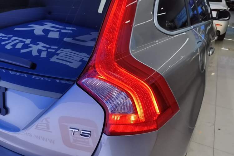 Used Volvo V60 2015 T5 Zhiyi Edition Exterior 3