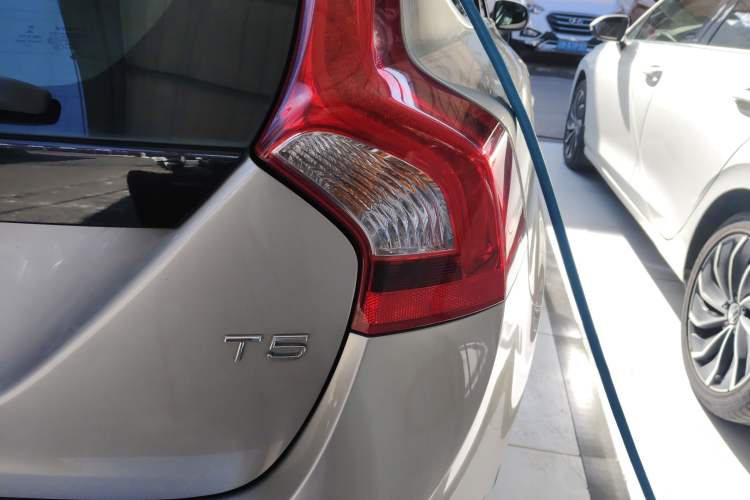 Used Volvo V60 2015 T5 Zhiyi Edition Exterior 3