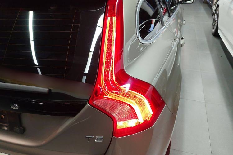 Used Volvo V60 2015 T5 Zhiya Edition Exterior 5
