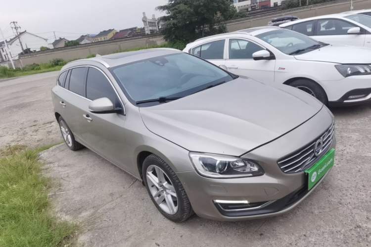 Used Volvo V60 2015 T5 Zhiya Edition Front Right 45 Deg