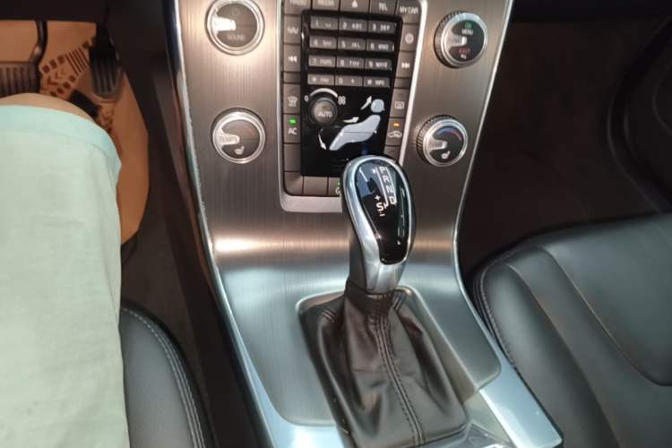Used Volvo V60 2015 T5 Zhiyi Edition Gear Lever