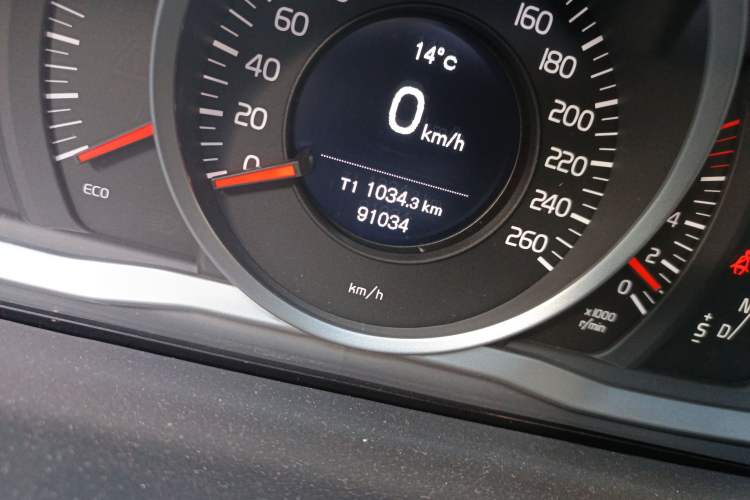 Used Volvo V60 2015 T5 Zhiyi Edition Odometer Close Up