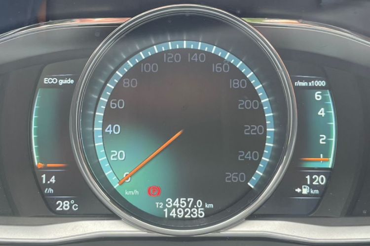 Used Volvo V60 2015 T5 Zhiya Edition Odometer Close Up