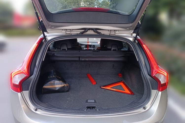 Used Volvo V60 2015 T5 Zhiyi Edition Trunk