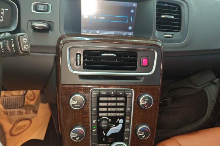 Used Volvo V60 2015 T5 Zhiyi Edition Audio And AC Panel