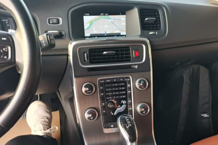 Used Volvo V60 2015 T5 Zhiya Edition Audio And AC Panel