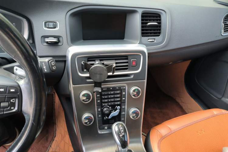 Used Volvo V60 2015 T5 Zhiya Edition Audio And AC Panel