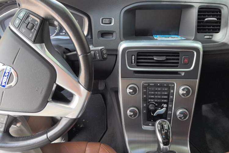 Used Volvo V60 2015 T5 Zhiya Edition Audio And AC Panel