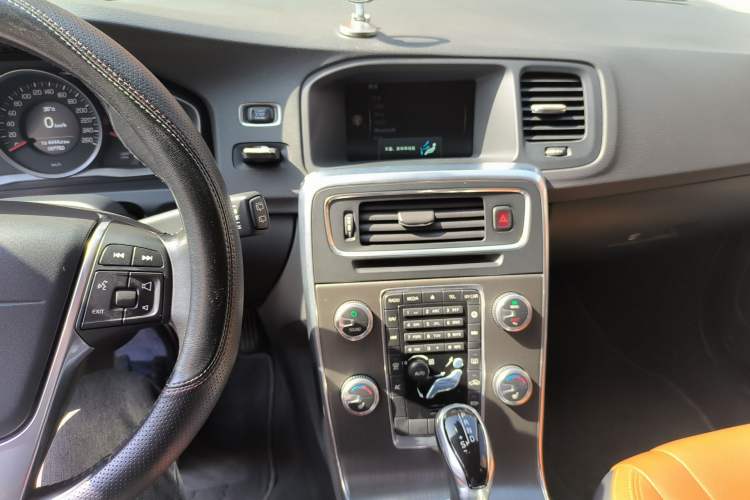 Used Volvo V60 2015 T5 Zhiyi Edition Audio And AC Panel