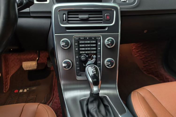 Used Volvo V60 2015 T5 Zhiya Edition Audio And AC Panel