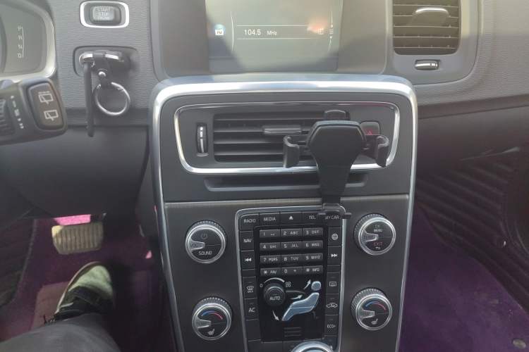 Used Volvo V60 2015 T5 Zhiyi Edition Audio And AC Panel