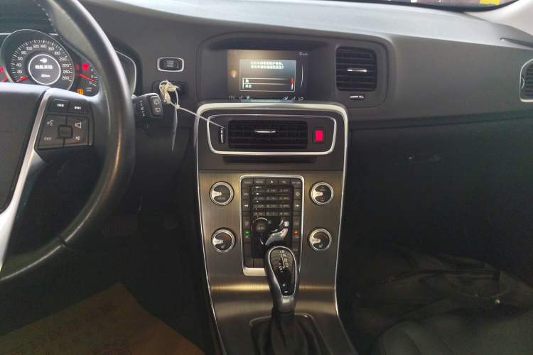 Used Volvo V60 2015 T5 Zhiyi Edition Audio And AC Panel