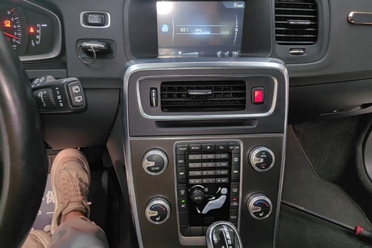 Used Volvo V60 2015 T5 Zhiyi Edition Audio And AC Panel