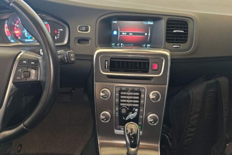 Used Volvo V60 2015 T5 Zhiya Edition Audio And AC Panel