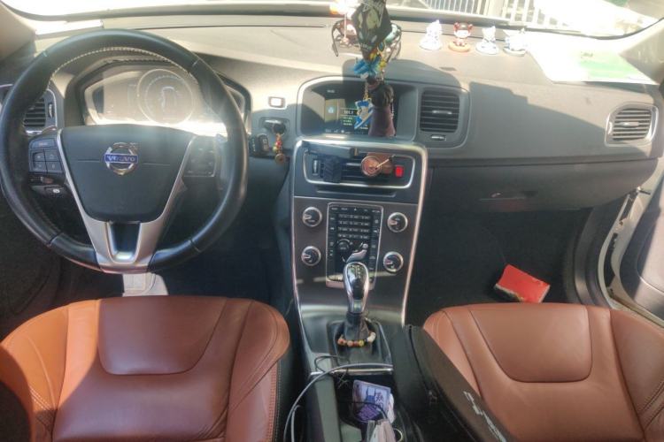Used Volvo V60 2015 T5 Zhiya Edition Center Console
