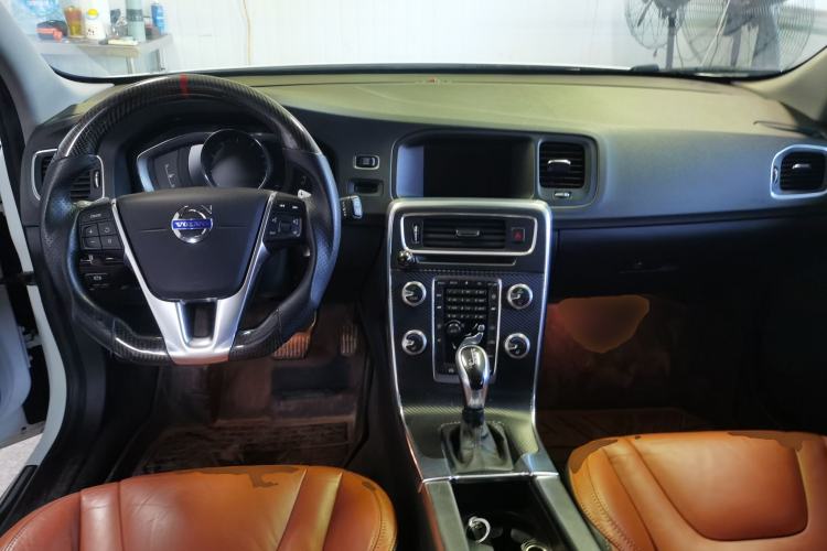 Used Volvo V60 2015 T5 Zhiya Edition Center Console