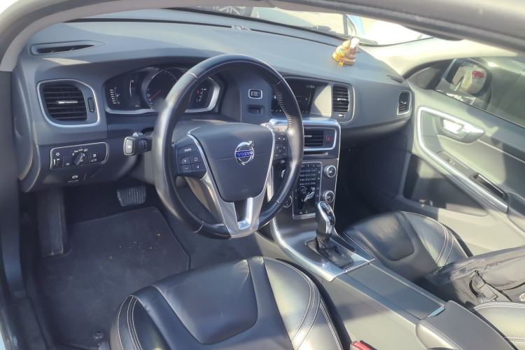Used Volvo V60 2015 T5 Zhiya Edition Center Console