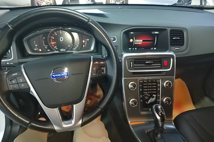 Used Volvo V60 2015 T5 Zhiyi Edition Center Console