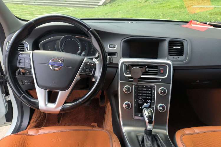 Used Volvo V60 2015 T5 Zhiya Edition Center Console