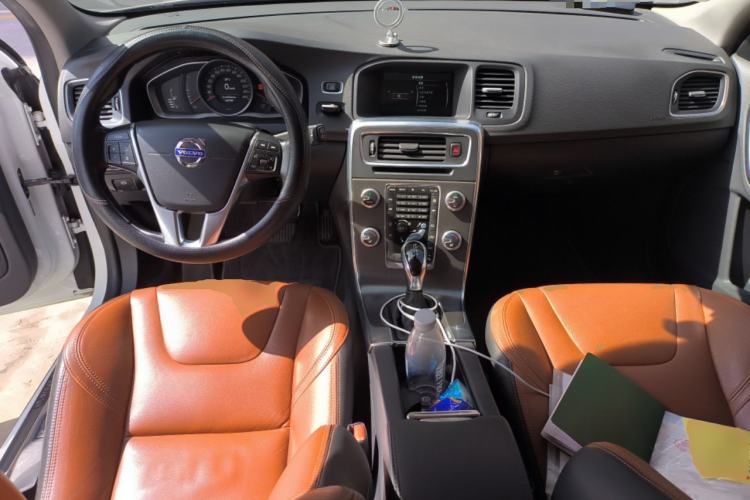 Used Volvo V60 2015 T5 Zhiyi Edition Center Console