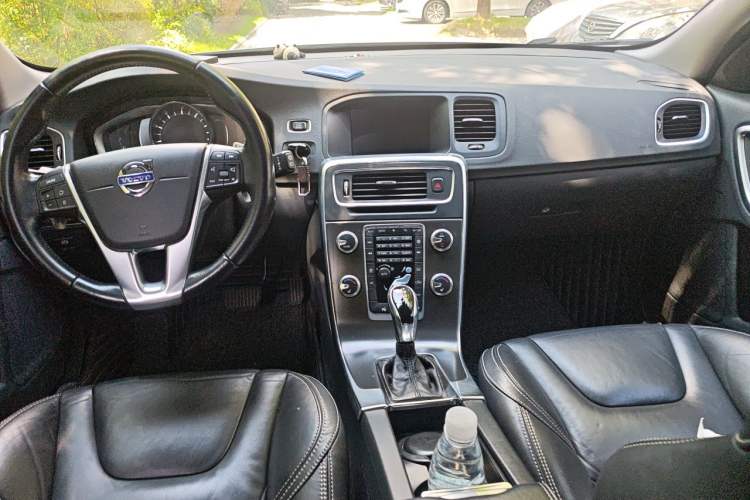 Used Volvo V60 2015 T5 Zhiya Edition Center Console