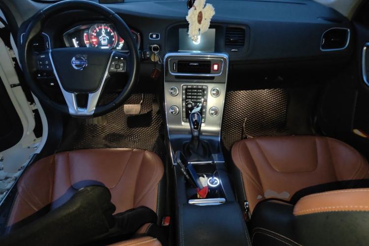Used Volvo V60 2015 T5 Zhiyi Edition Center Console