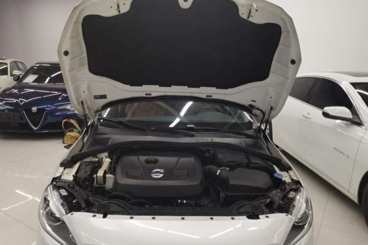 Used Volvo V60 2015 T5 Zhiya Edition Engine Bay