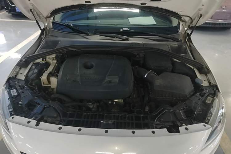Used Volvo V60 2015 T5 Zhiyi Edition Engine Bay
