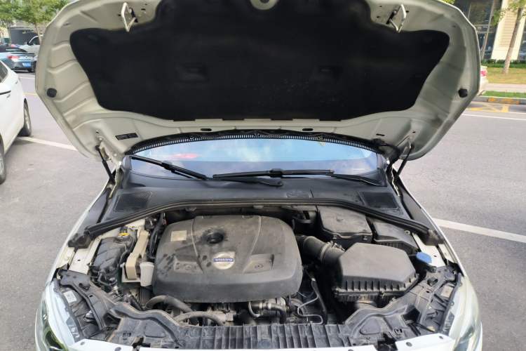 Used Volvo V60 2015 T5 Zhiya Edition Engine Bay
