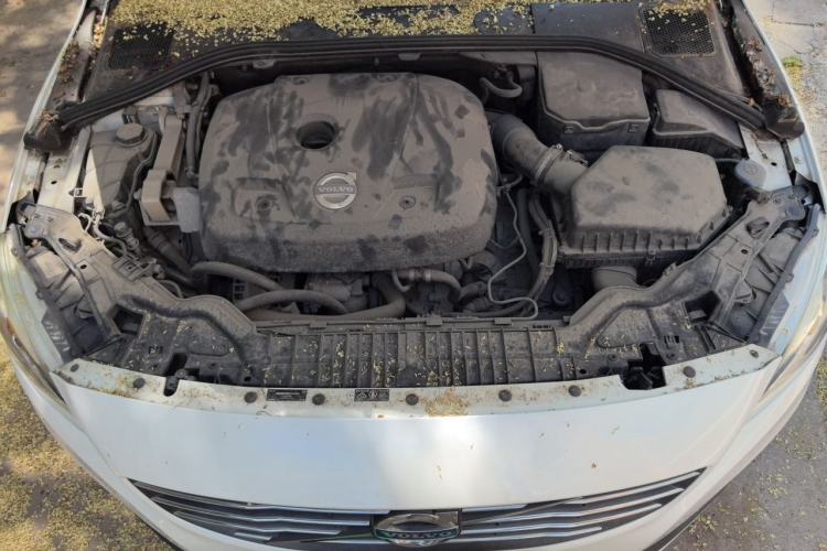 Used Volvo V60 2015 T5 Zhiya Edition Engine Bay