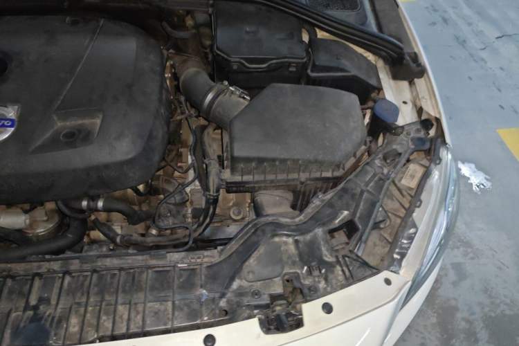Used Volvo V60 2015 T5 Zhiya Edition Engine Bay Left