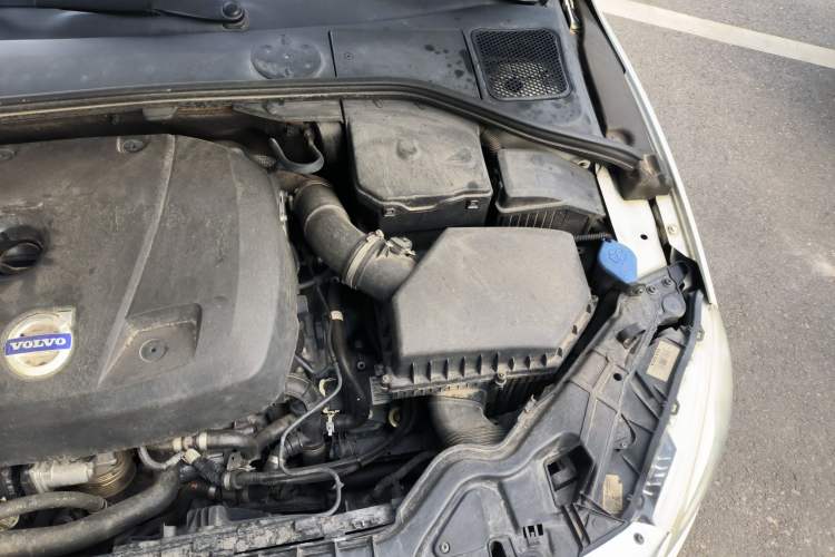 Used Volvo V60 2015 T5 Zhiya Edition Engine Bay Left