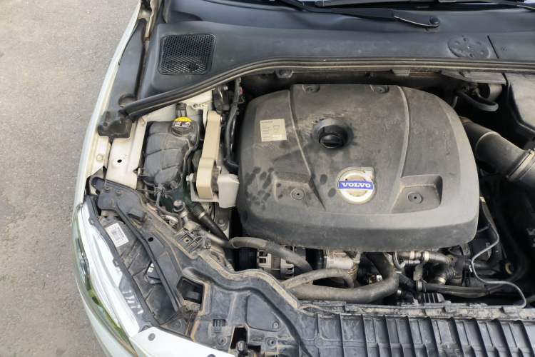 Used Volvo V60 2015 T5 Zhiya Edition Engine Bay Right