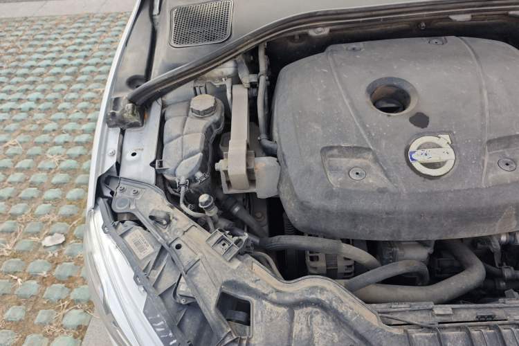 Used Volvo V60 2015 T5 Zhiya Edition Engine Bay Right